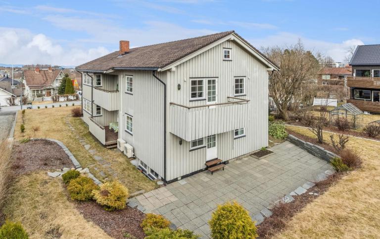 Stor hage disponeres sammen med de andre leietakerne i huset